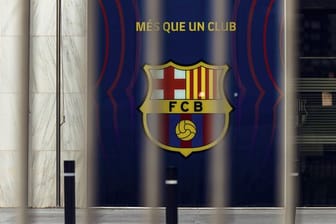 Wappen des FC Barcelona hinter den geschlossenen Toren des Camp Nou Stadions.