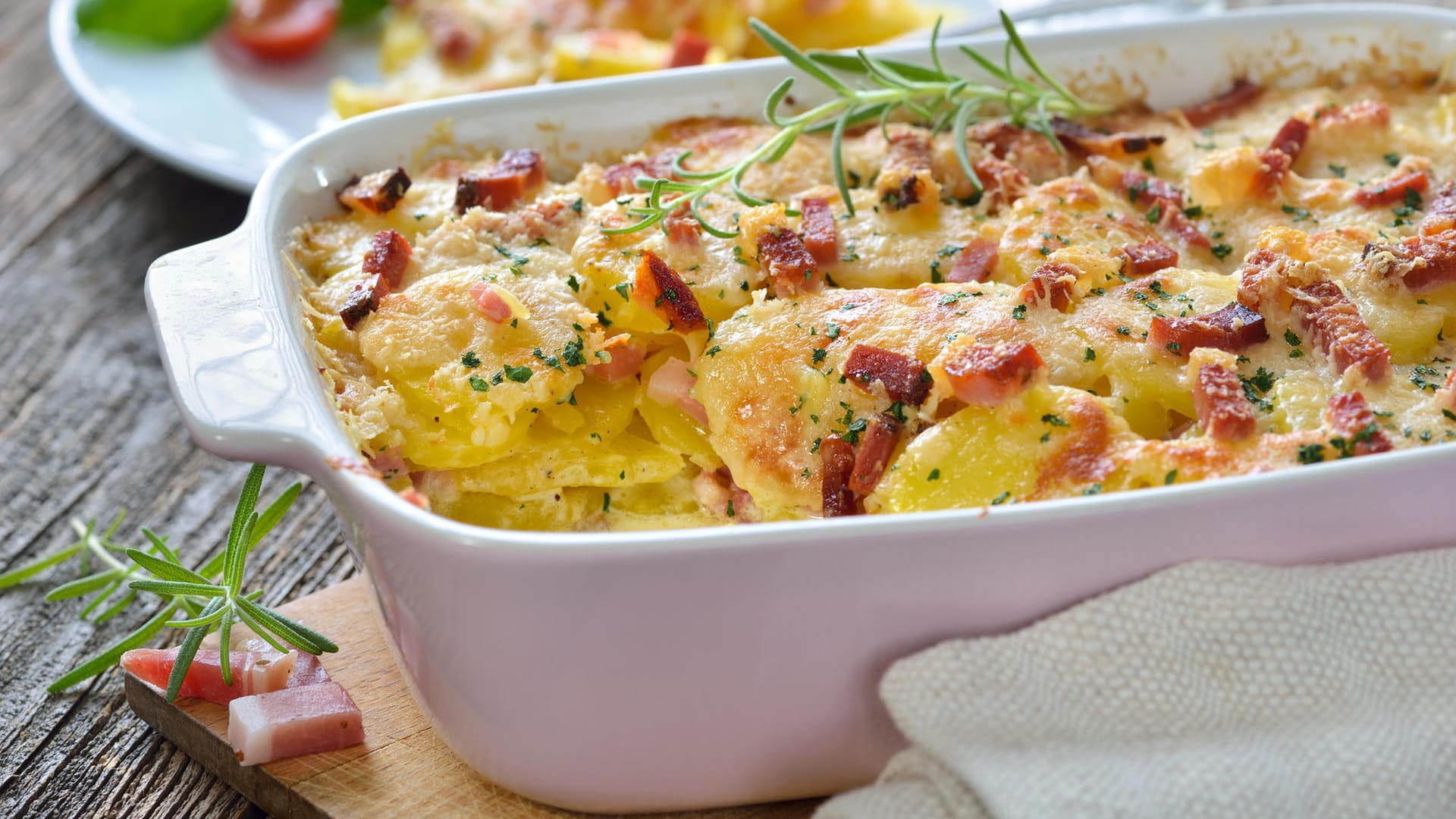 Kartoffelgratin mit Speck: Kartoffelgratin ist eine beliebte Beilage zu Fleisch und Fisch.