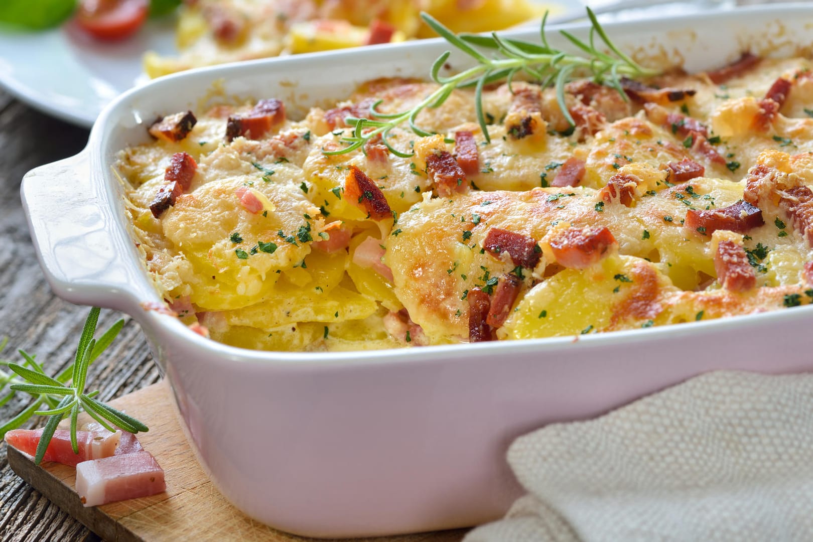 Kartoffelgratin mit Speck: Kartoffelgratin ist eine beliebte Beilage zu Fleisch und Fisch.