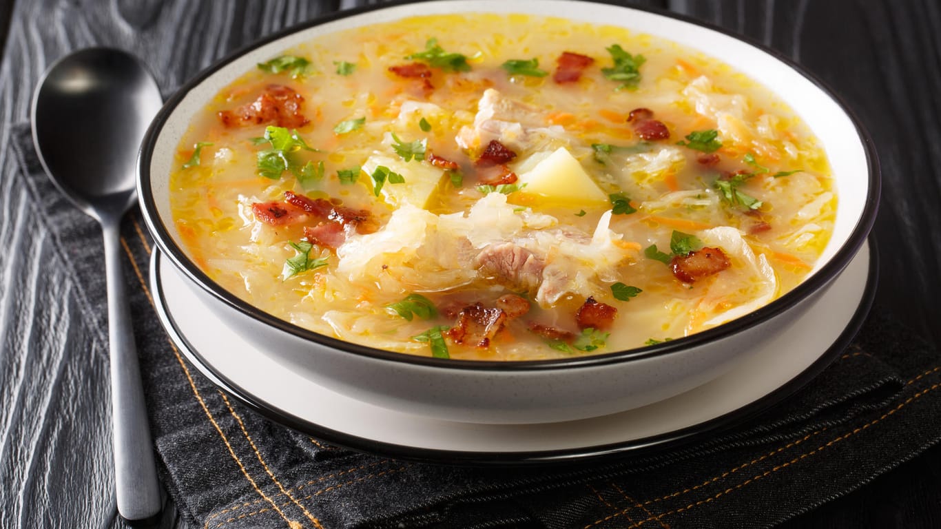 Sauerkrautsuppe: Aromatische Gewürze, wie Nelken, Lorbeerblätter und Kümmel geben Suppen eine holzig-würzige Note.