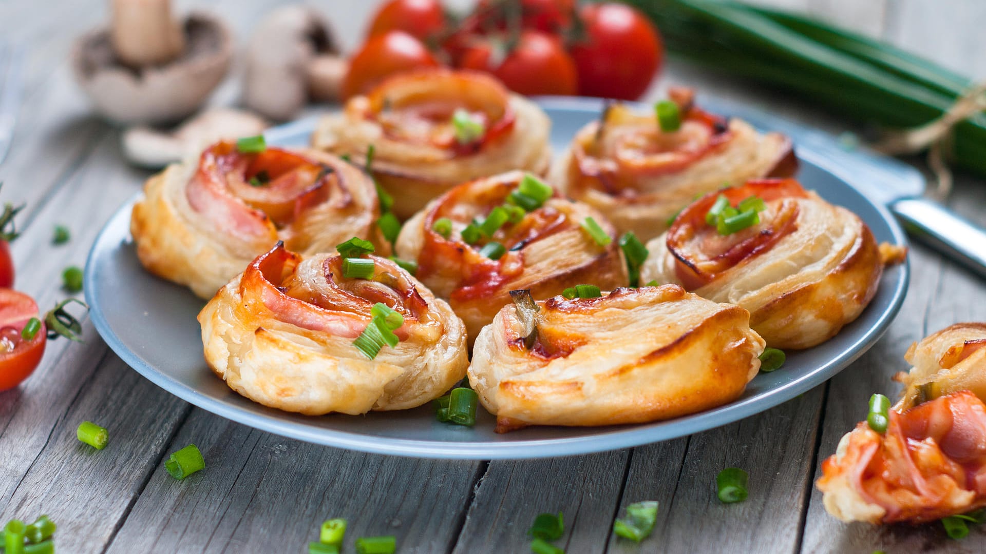 Pizzaschenecken: Pizzaschnecken passen perfekt in die Hand und sind somit ein passendes Fingerfood für Filmabende oder Partys.