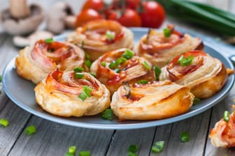 Pizzaschenecken: Pizzaschnecken passen perfekt in die Hand und sind somit ein passendes Fingerfood für Filmabende oder Partys.