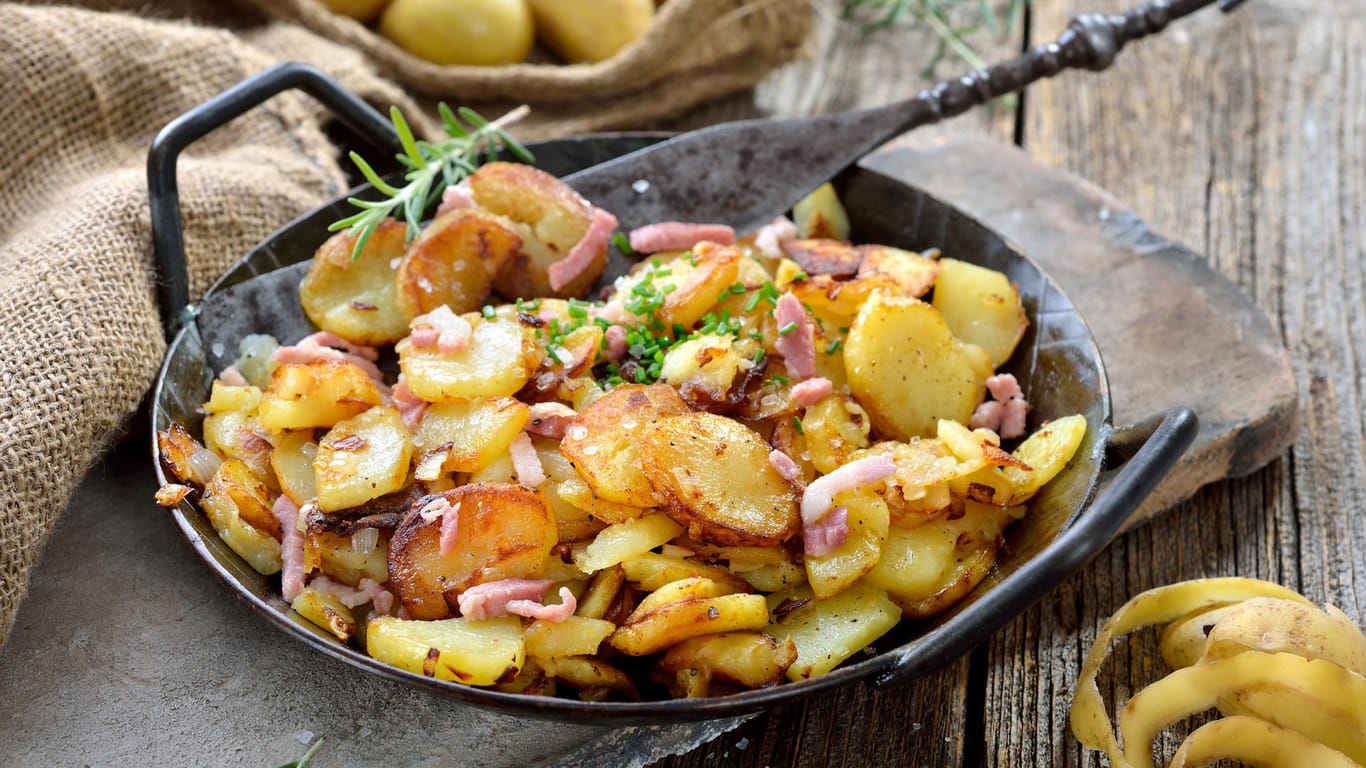 Bratkartoffeln mit Speck: Für die Zubereitung von Bratkartoffeln verwendet man am besten festkochende Kartoffeln.