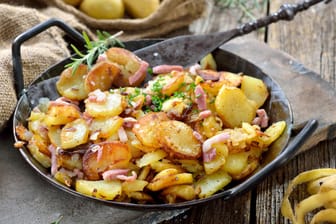 Bratkartoffeln mit Speck: Für die Zubereitung von Bratkartoffeln verwendet man am besten festkochende Kartoffeln.