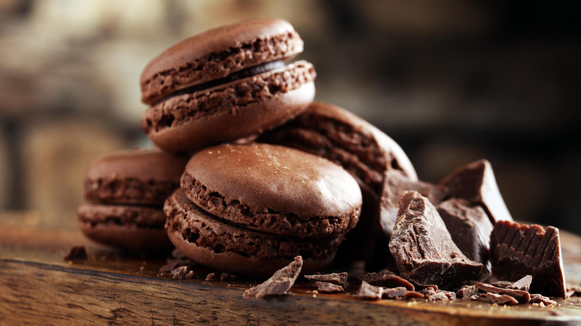 Macarons haben eine zarte, hauchdünne Kruste, sind darunter luftig leicht und gefüllt mit einer leckeren Creme.