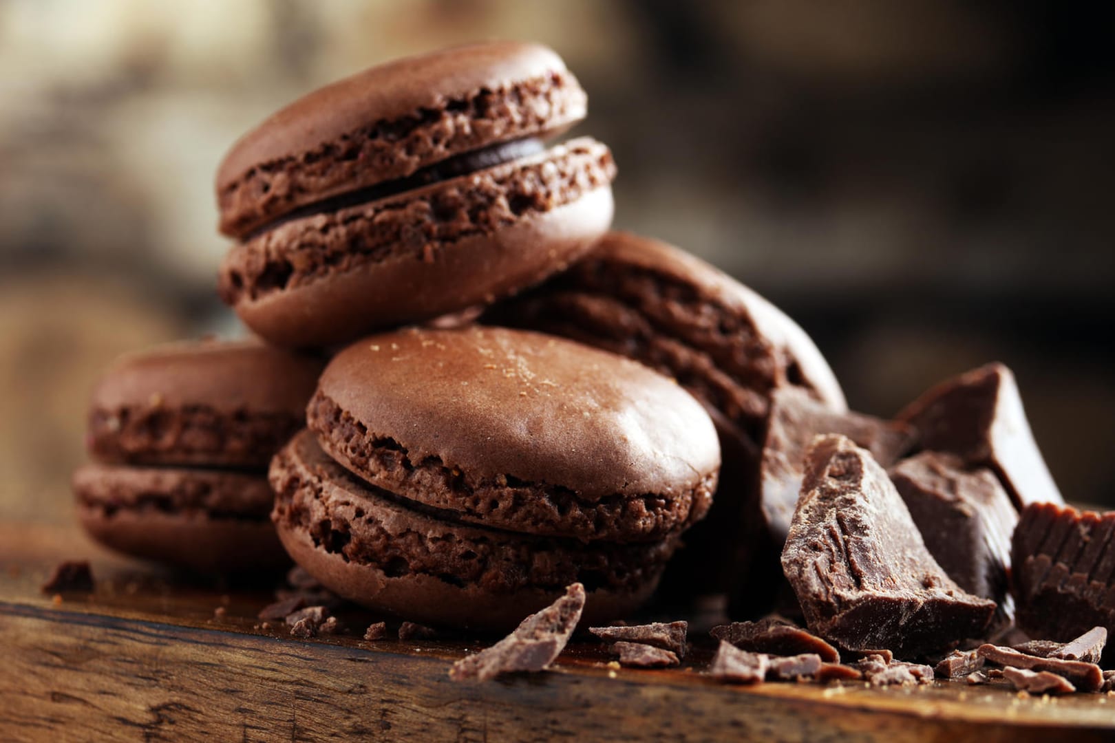 Macarons haben eine zarte, hauchdünne Kruste, sind darunter luftig leicht und gefüllt mit einer leckeren Creme.