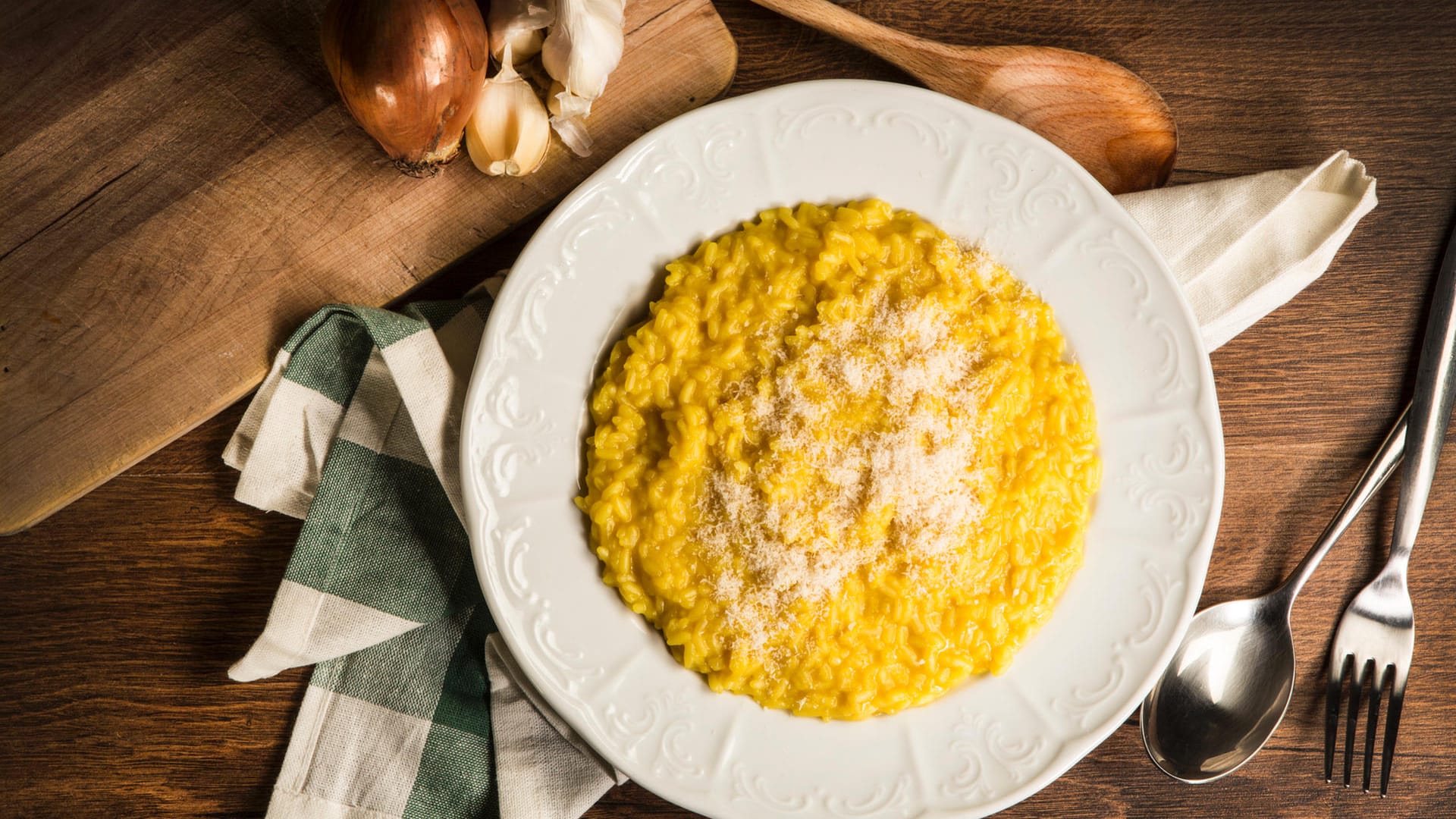 Risotto mit Safran: Safran ist sehr aromatisch und kann sowohl Lebensmittel, als auch die Hände gelb färben. Aus diesem Grund sollte man das königliche Gewürz nur sparsam verwenden.