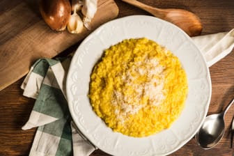 Risotto mit Safran: Safran ist sehr aromatisch und kann sowohl Lebensmittel, als auch die Hände gelb färben. Aus diesem Grund sollte man das königliche Gewürz nur sparsam verwenden.