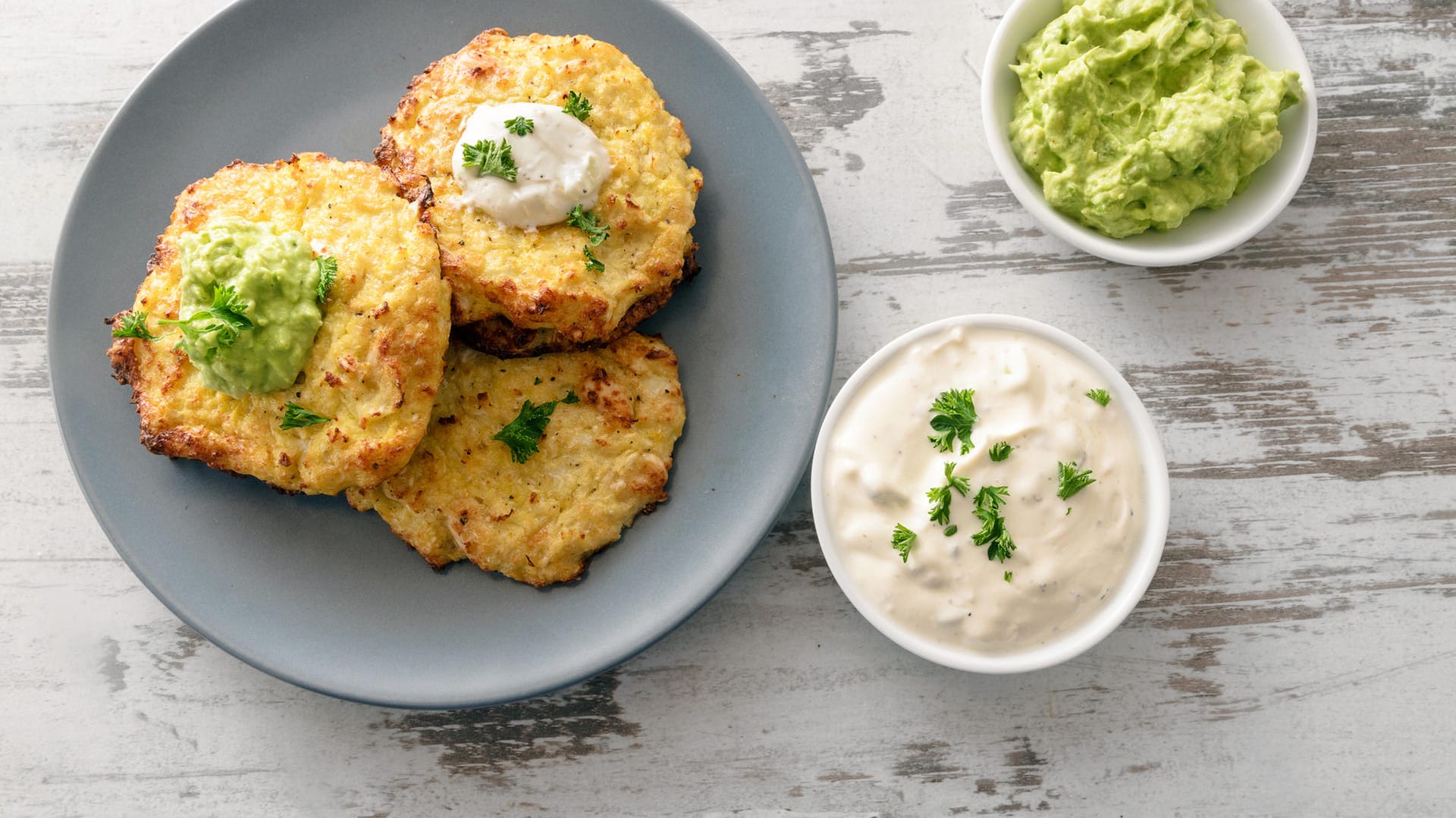 Gemüse-Rösti mit Kräuterjoghurt und Guacamole: Einfache Gemüse-Rösti zum Snacken, Mittag- oder Abendessen.