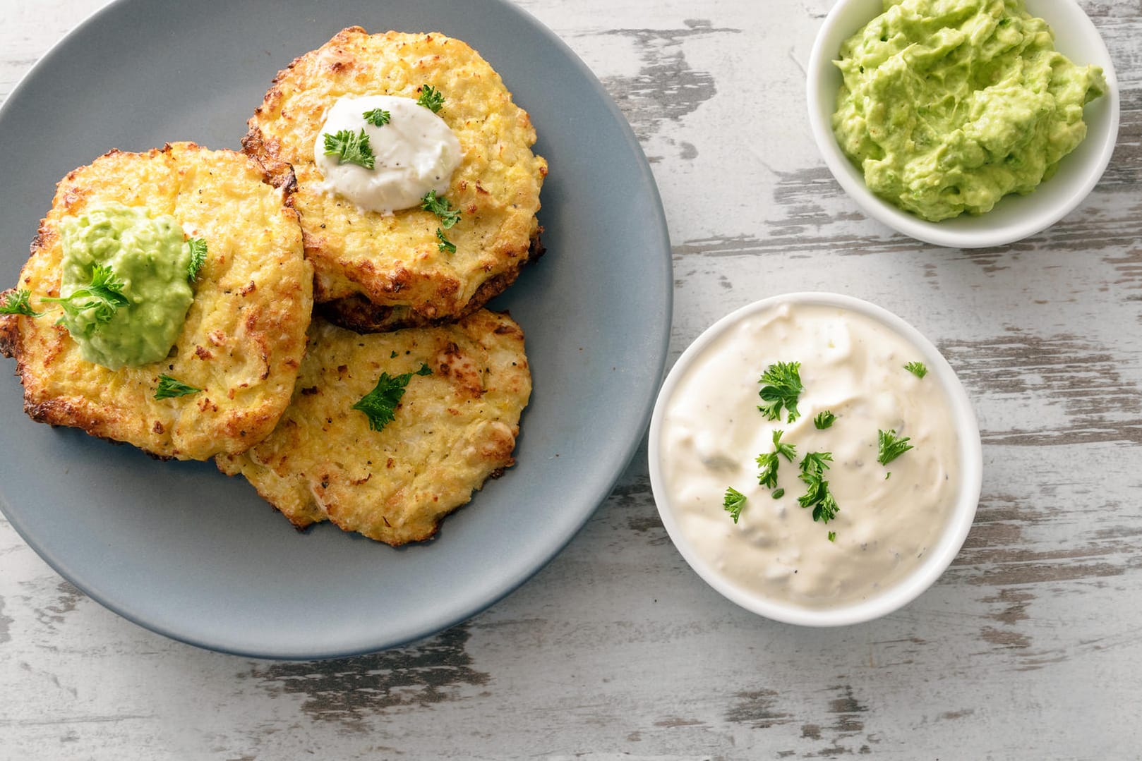 Gemüse-Rösti mit Kräuterjoghurt und Guacamole: Einfache Gemüse-Rösti zum Snacken, Mittag- oder Abendessen.