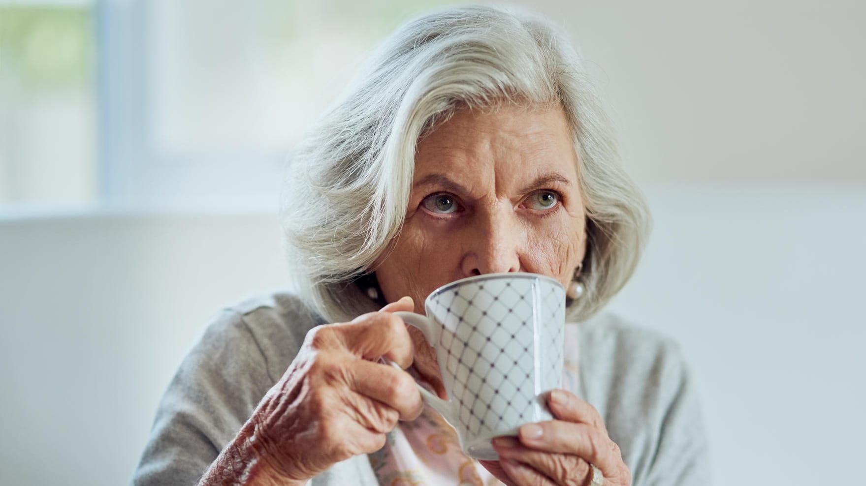 Tee trinken (Symbolbild): Tees gelten zu Recht als gesund, da sie die verschiedensten positiven Wirkungen entfalten können.