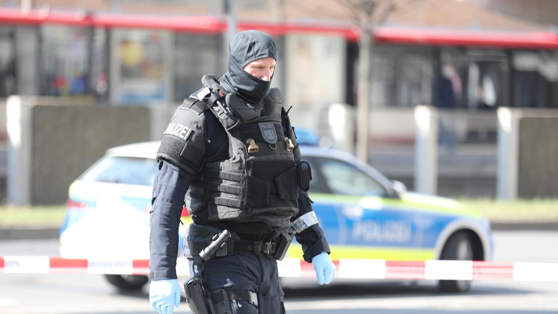 Spezialkräfte an der Fürther Straße in Nürnberg: Nachdem es in einer Bankfiliale zu einer Stichflamme gekommen war, gab es ein Großaufgebot von Polizei und Feuerwehr. Spezialkräfte an der Fürther Straße in Nürnberg: Nachdem es in einer Bankfiliale zu einer Stichflamme gekommen war, gab es ein Großaufgebot von Polizei und Feuerwehr.