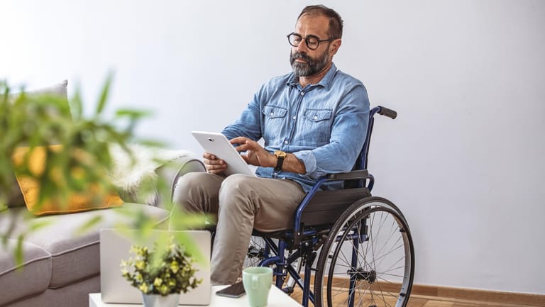 Mann im Rollstuhl (Symbolbild): Die gesetzliche Rente kann gekürzt werden, wenn Sie eine Unfallrente beziehen.