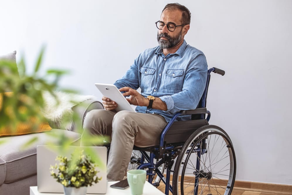 Mann im Rollstuhl (Symbolbild): Die gesetzliche Rente kann gekürzt werden, wenn Sie eine Unfallrente beziehen.
