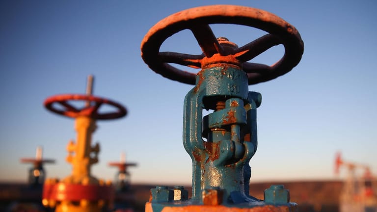 Ventile an Gasleitungen auf einem Ölfeld im russischen Tatarstan.