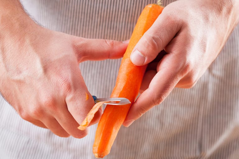 Küchentrick: Karotten können geputzt oder geschält werden. Letzteres dauert oft lange.
