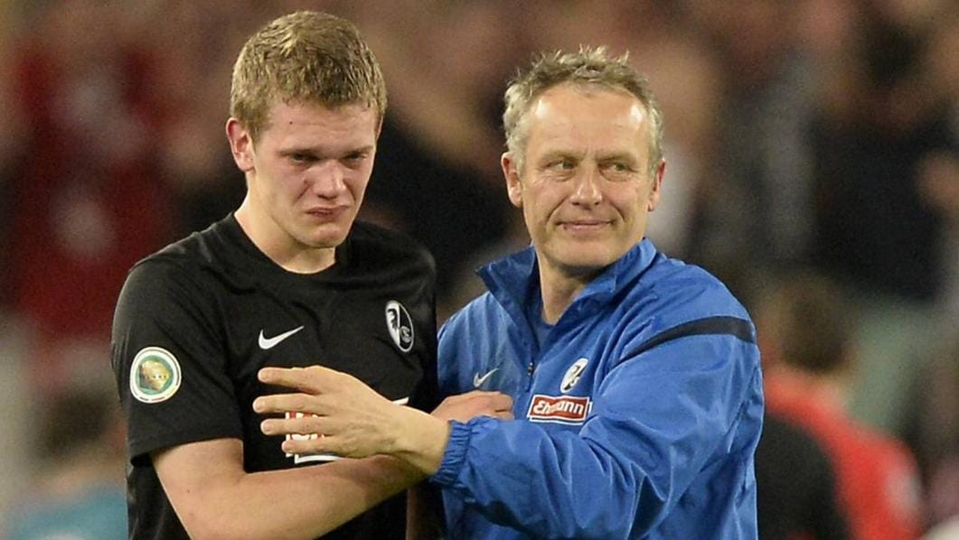 Matthias Ginter (l.) und Christian Streich: Der Trainer musste nach dem Halbfinale 2013 seinen Spieler trösten.