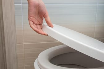 WC: Urinspritzer unter der Toilettenbrille können für üble Gerüche sorgen.