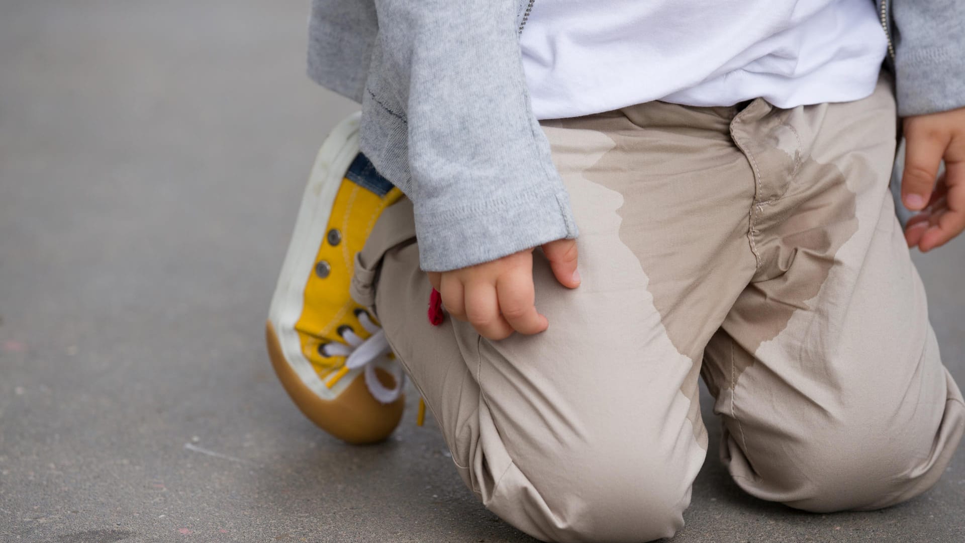 Urinflecke: Nässen sich kleine Kinder ein, sollte die Kleidung umgehend gewaschen werden, um Uringeruch zu verhindern.