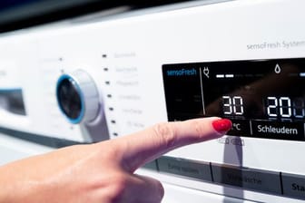 Wie lassen sich Stromkosten bei der Wäsche senken? Beispielsweise mit geringen Temperaturen von 30 Grad beim Waschgang.