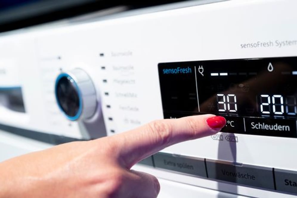 Wie lassen sich Stromkosten bei der Wäsche senken? Beispielsweise mit geringen Temperaturen von 30 Grad beim Waschgang.
