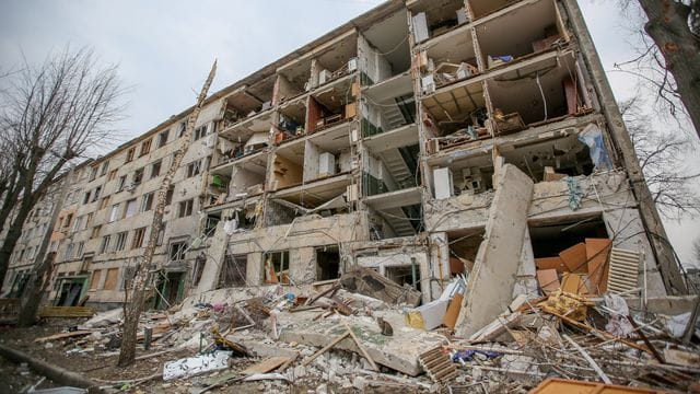 Ein Gebäude wurde durch russischen Beschuss im Bezirk Saltovka zerstört. Ein Gebäude wurde durch russischen Beschuss im Bezirk Saltovka zerstört.