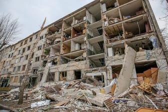 Ein Gebäude wurde durch russischen Beschuss im Bezirk Saltovka zerstört.