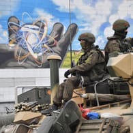 Russische Soldaten ohne Schutzkleidung in Tschernobyl: "Selbstmörderisches Vorgehen".