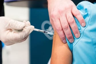 Seit Mitte Februar rät die Stiko Menschen ab 70, Bewohnern von Pflegeeinrichtungen sowie Menschen mit Immunschwäche ab fünf Jahren zu einer zweiten Booster-Impfung.
