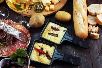 Raclette-Buffet mit Brot, Wurst, Käse etc.: Bei einem Raclette findet jeder etwas, dass ihm schmeckt.