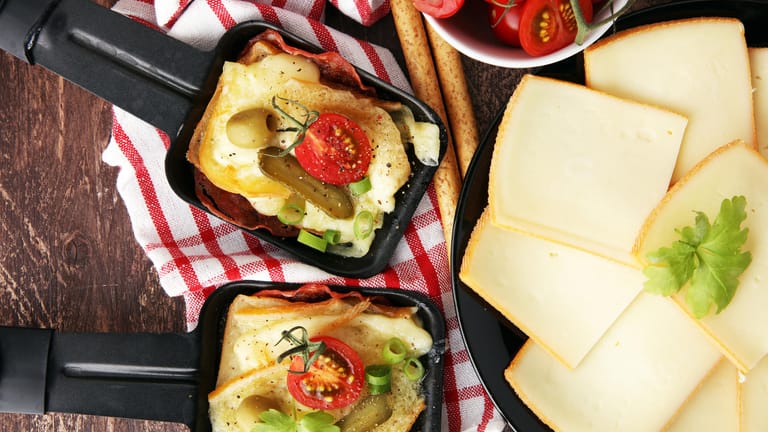 Raclette-Pfanne mit Käse: Leckere Raclette-Pfännchen mit Frühlingszwiebeln, Tomate und mehr.