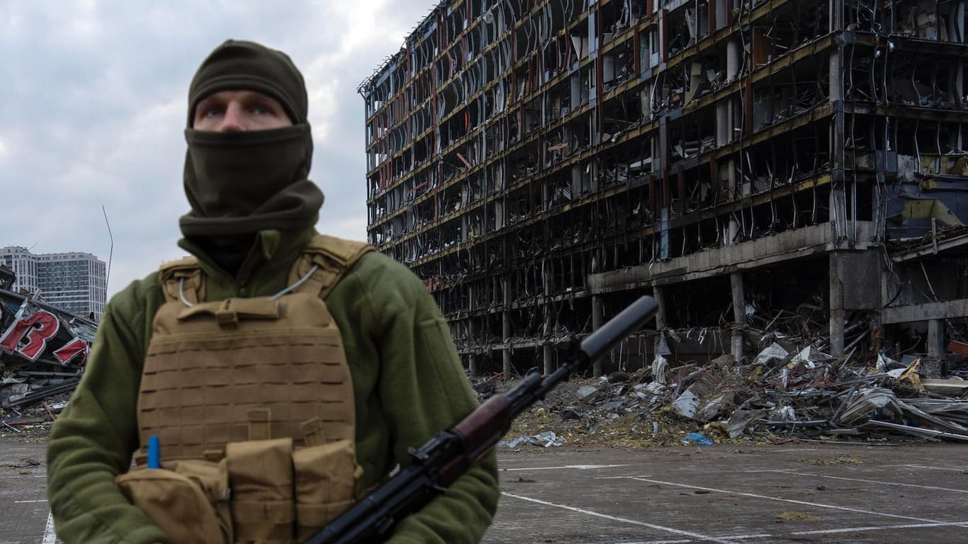 Ukraine, Kiew: Ein Soldat steht in der Nähe eines zerstörten Einkaufszentrums.
