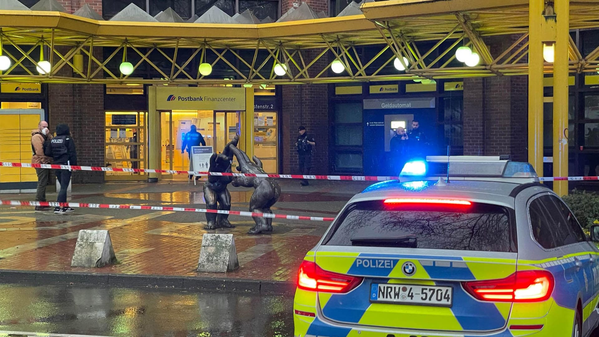 Einsatzkräfte und ein Streifenwagen vor der Hauptpost: Die Polizei hatte Dortmunderinnen und Dortmunder gebeten, den Bereich um den Fundort zu meiden. Einsatzkräfte und ein Streifenwagen vor der Hauptpost: Die Polizei hatte Dortmunderinnen und Dortmunder gebeten, den Bereich um den Fundort zu meiden.
