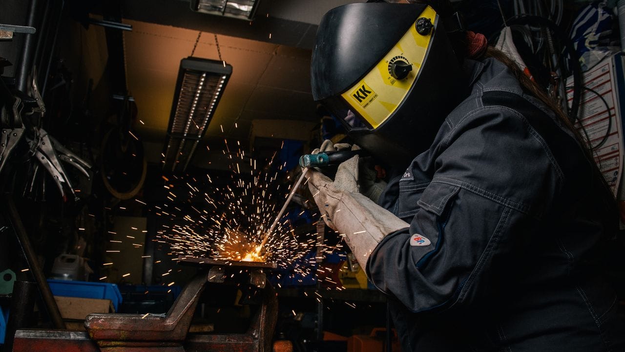 Wer sich nach einer Ausbildung zum Beispiel zum Techniker oder Meister weiterbildet, kann bei einer entsprechenden Position oft mit einem guten Einkommen rechnen.