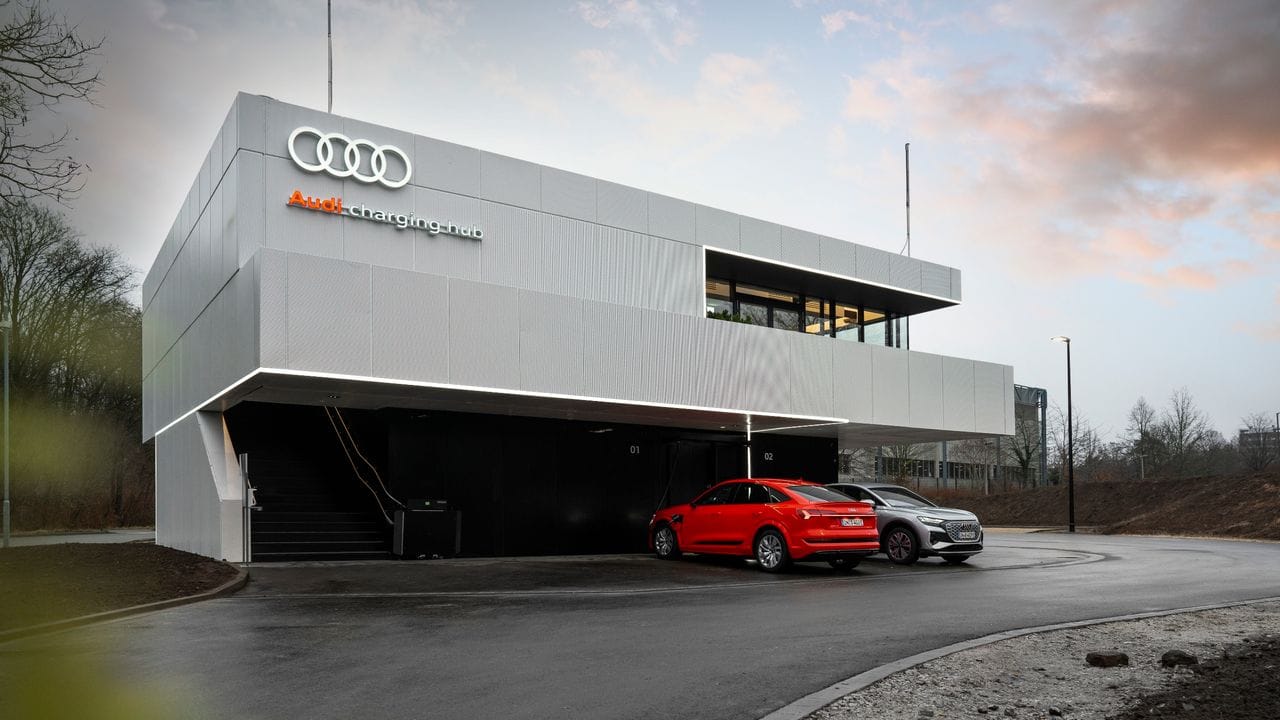 Stromtankstelle von Audi: Im sogenannten Charging Hub möchte Audi den Fahrern von E-Autos eine angenehme Wartezeit ermöglichen.