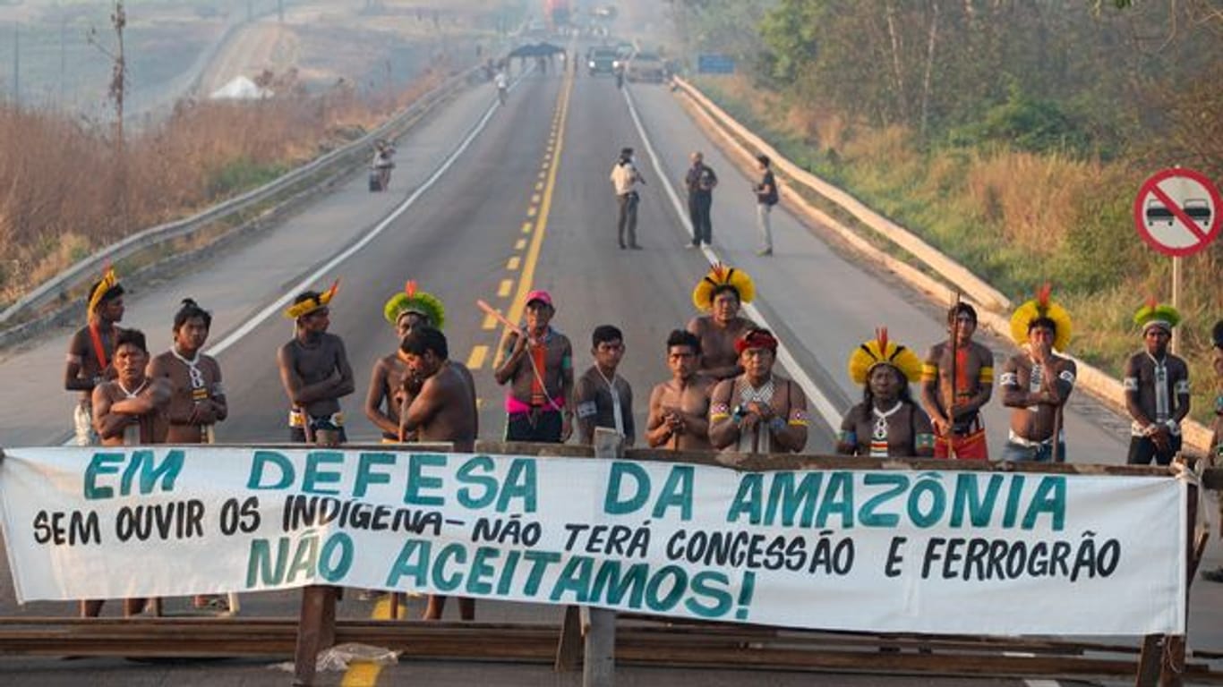 "Zur Verteidigung der Amzazonas" steht auf dem Banner: Mitglieder der indigenen Gemeinschaft der Kayapo protestieren zum Schutz ihres Landes.