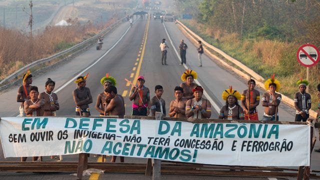 "Zur Verteidigung der Amzazonas" steht auf dem Banner: Mitglieder der indigenen Gemeinschaft der Kayapo protestieren zum Schutz ihres Landes.