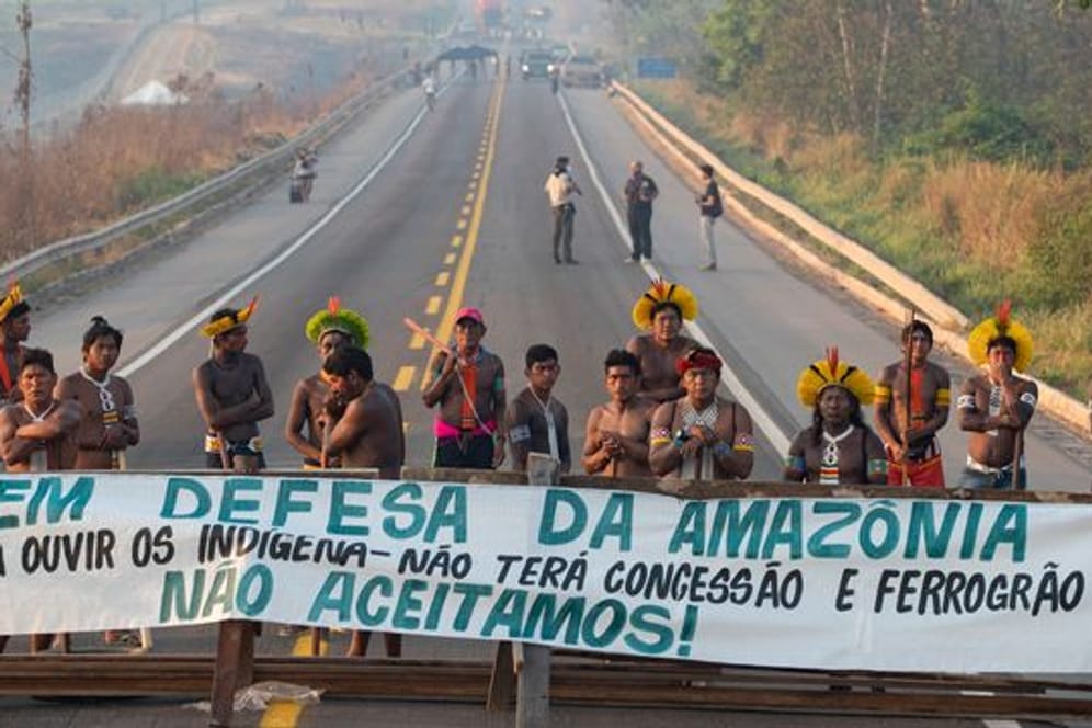 "Zur Verteidigung der Amzazonas" steht auf dem Banner: Mitglieder der indigenen Gemeinschaft der Kayapo protestieren zum Schutz ihres Landes.
