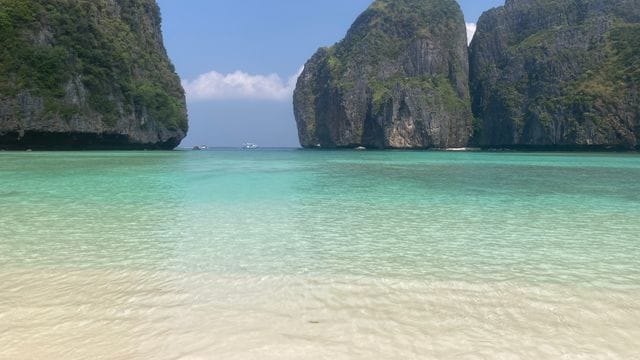 Maya Bay auf Ko Phi Phi: Hier können oft kleine Schwarzspitzenhaie beobachtet werden.