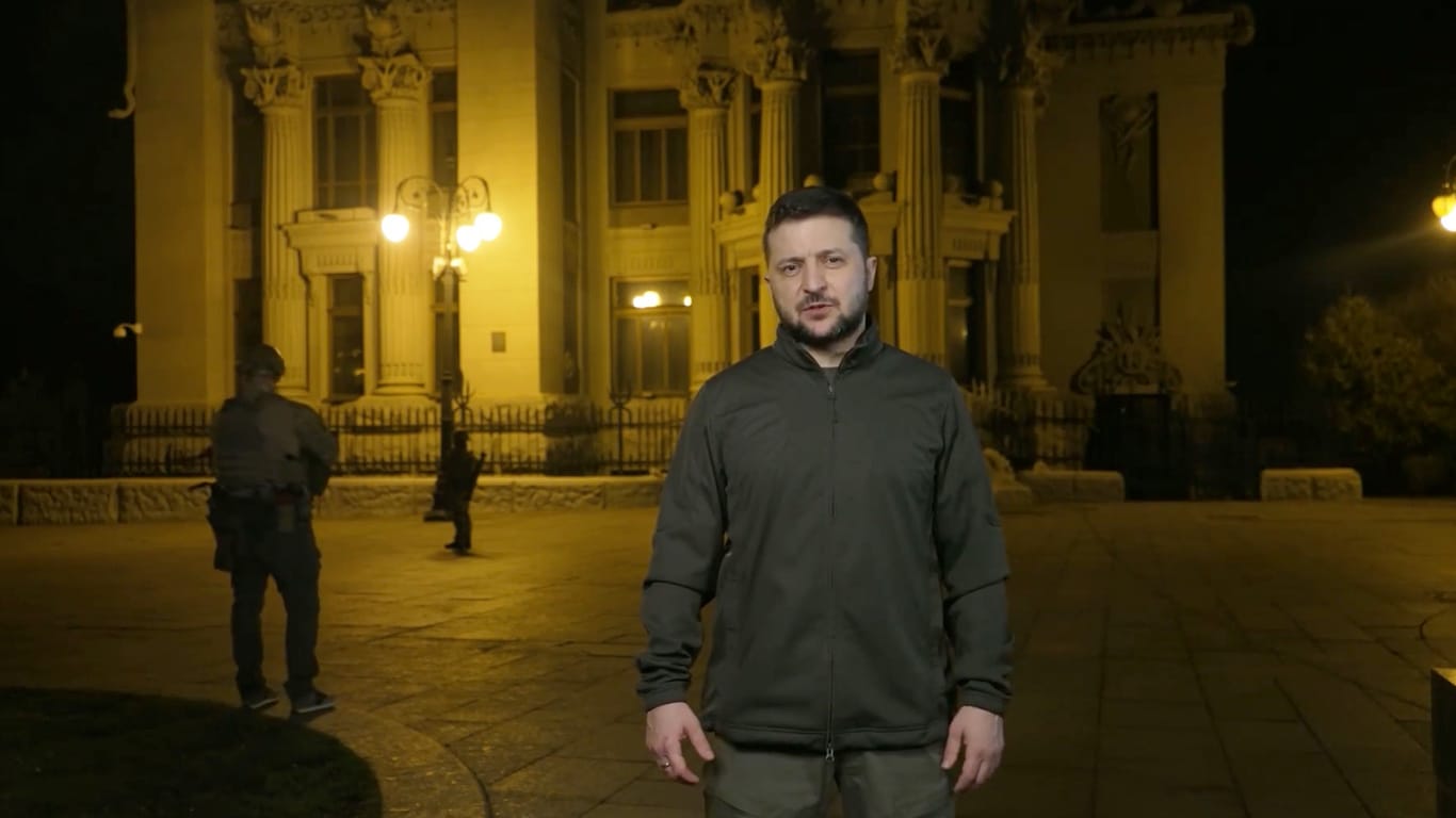 Wolodymyr Selenskyj spricht an einem unbekannten Ort in Kiew per Video.