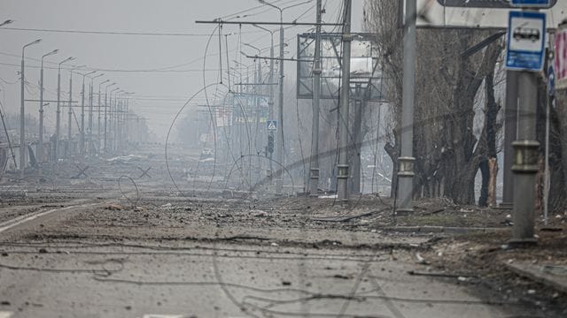 Blick auf beschädigte Straßen im Stadtteil Soltavka in Charkiw.