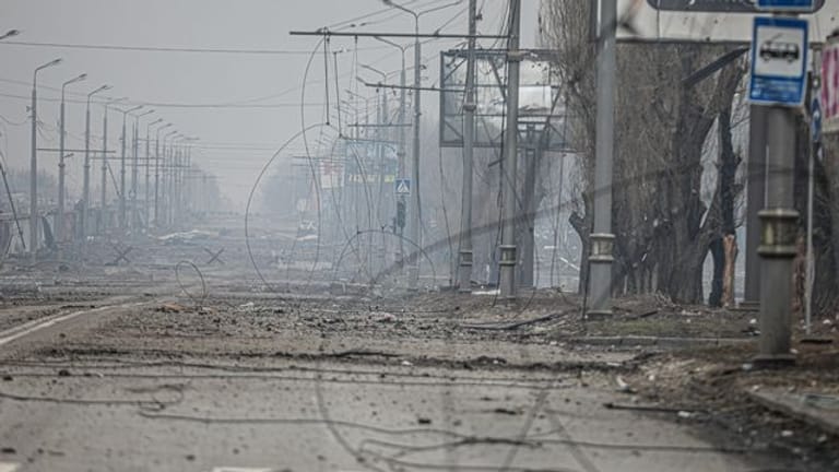 Blick auf beschädigte Straßen im Stadtteil Soltavka in Charkiw.