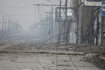 Blick auf beschädigte Straßen im Stadtteil Soltavka in Charkiw.