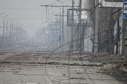 Blick auf beschädigte Straßen im Stadtteil Soltavka in Charkiw.