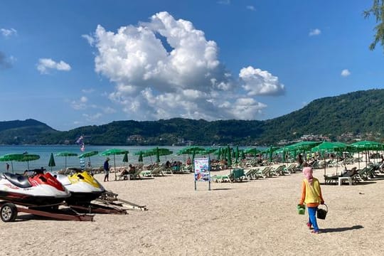 Der Strand von Patong: Thailand hat die Einreiseregeln weiter gelockert.