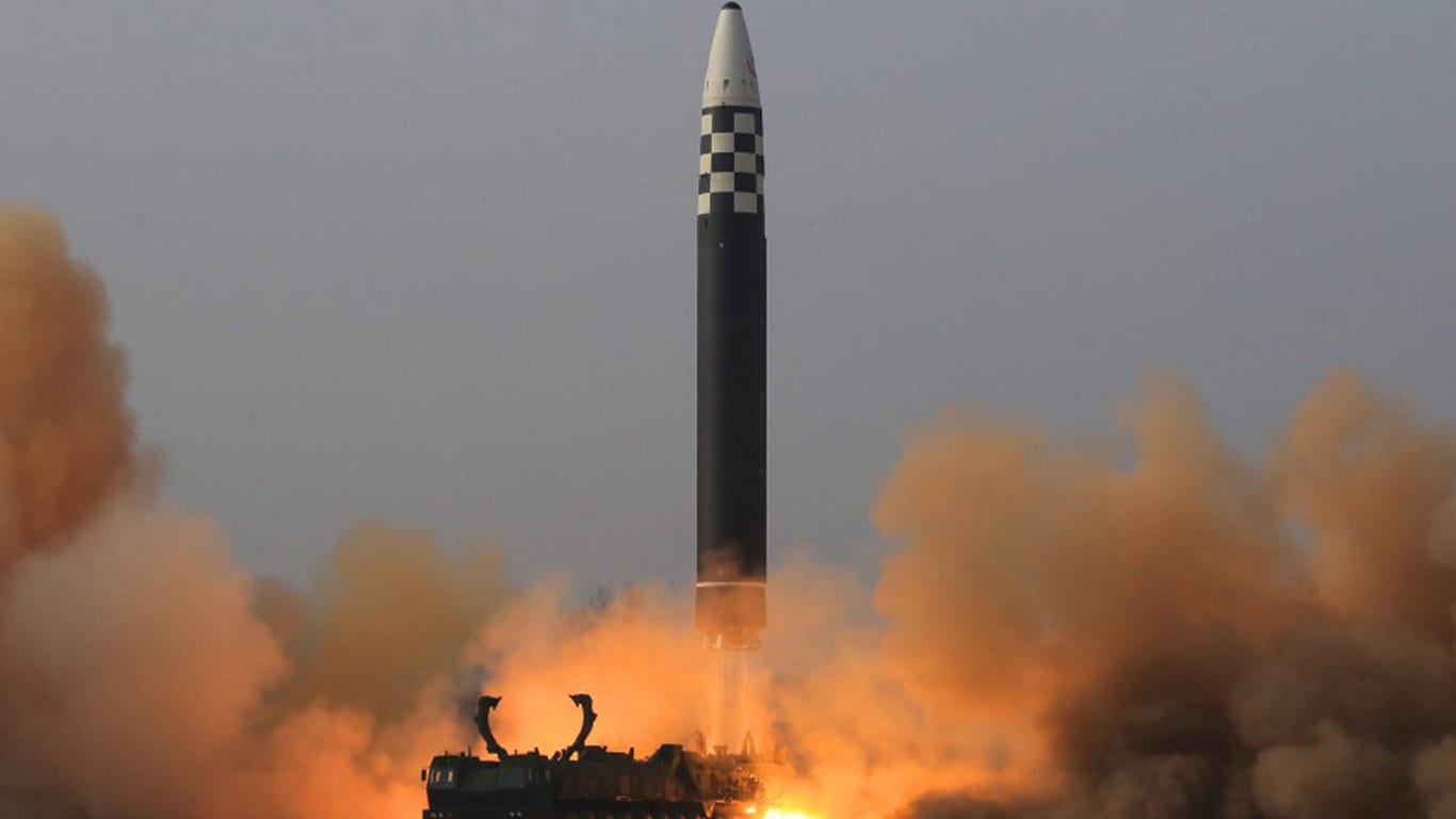 Raketentest in Nordkorea: Das Land hat am 25. März 2022 erfolgreich eine atomwaffenfähige Interkontinentalrakete getestet.