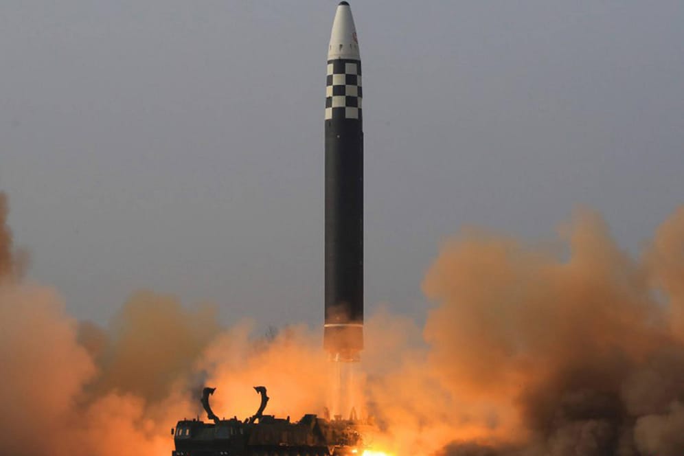 Raketentest in Nordkorea: Das Land hat am 25. März 2022 erfolgreich eine atomwaffenfähige Interkontinentalrakete getestet.