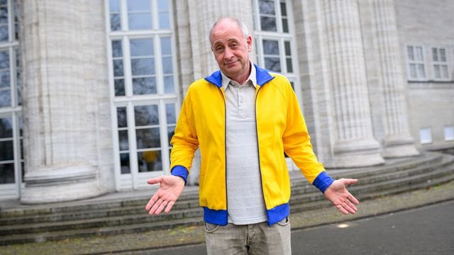 Der deutsch-französische Kabarettist und Satiriker Emmanuel Peterfalvi alias Alfons zeigt sich mit seiner nun aus Solidarität für die Ukraine gelb-blauen Trainingsjacke.