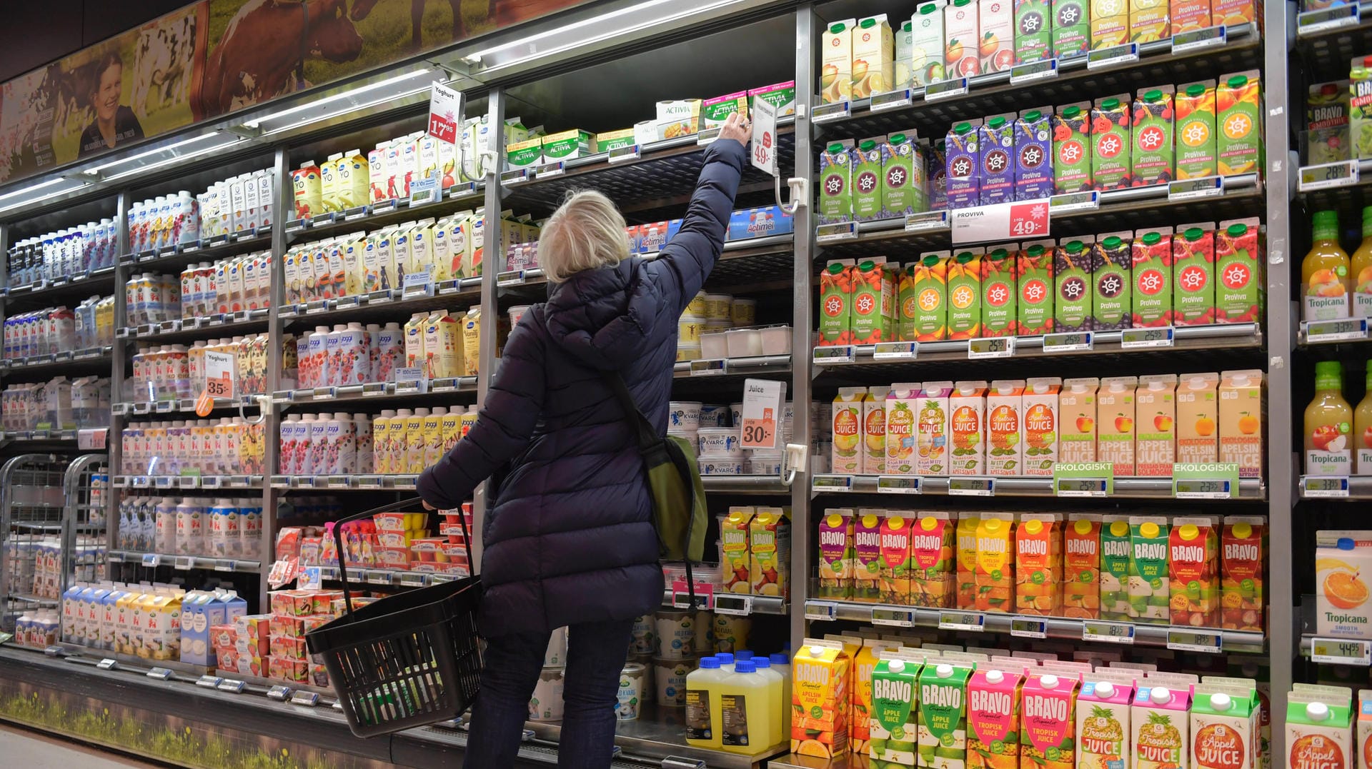 Supermarkt (Symbolbild): Die nicht bezahlten Waren versteckte die Juristin nach Angaben eines Supermarktmitarbeiters in einem Stoffbeutel.