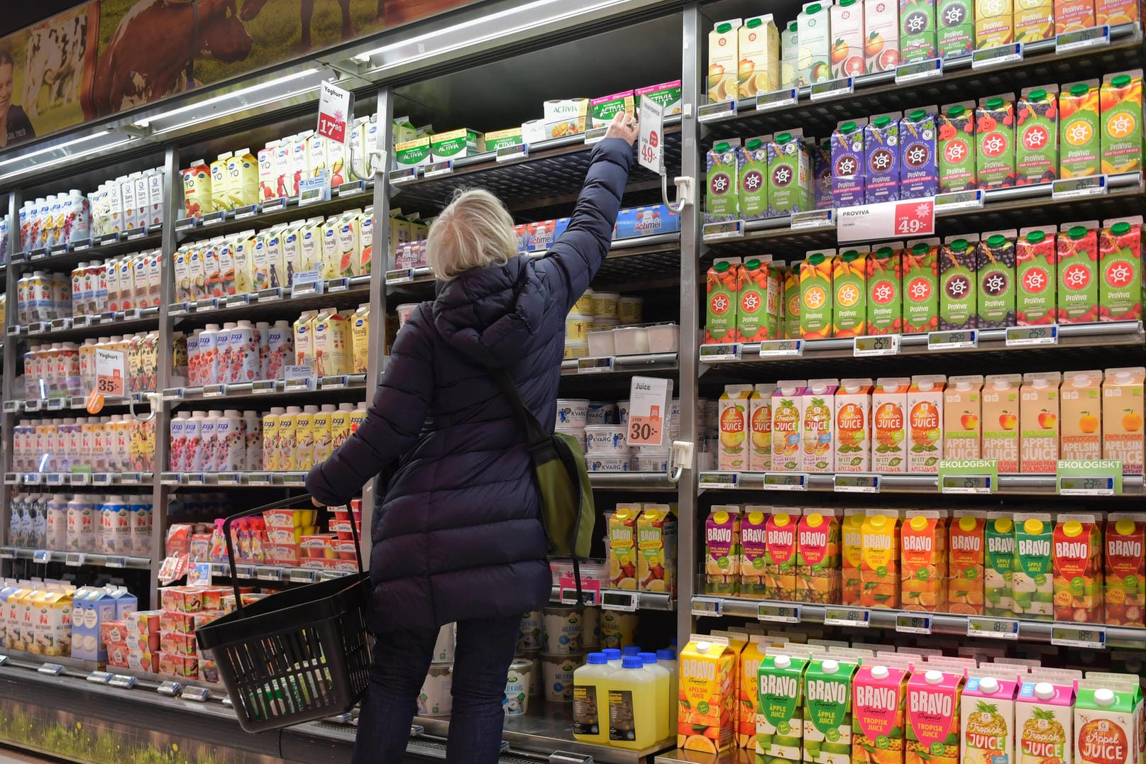 Supermarkt (Symbolbild): Die nicht bezahlten Waren versteckte die Juristin nach Angaben eines Supermarktmitarbeiters in einem Stoffbeutel.